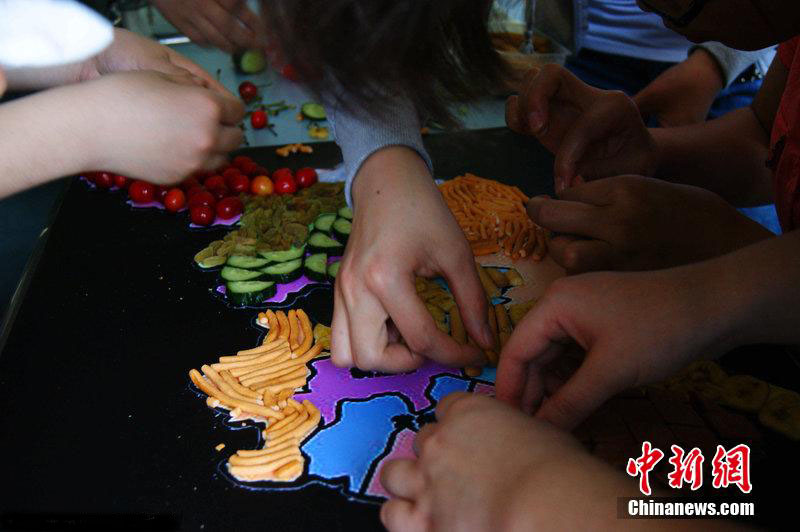 طلبة جامعيون بيانغتشو يصنعون " خريطة الصين" بالأطعمة اللذيذة 