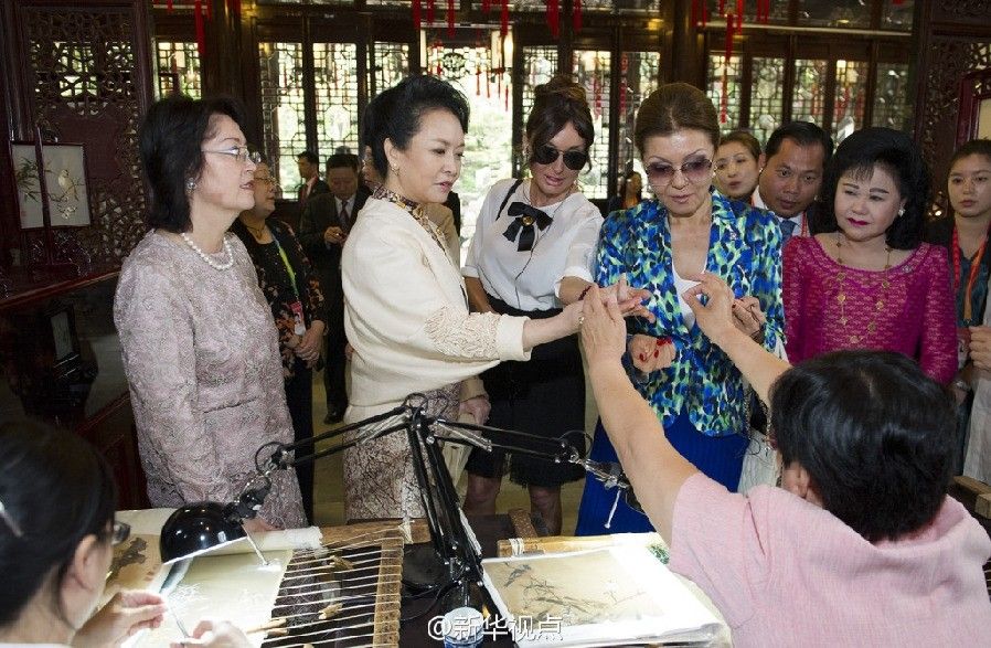 بنغ لي يوان تدعو عقيلات الزعماء لزيارة التراث الثقافي غير المادي