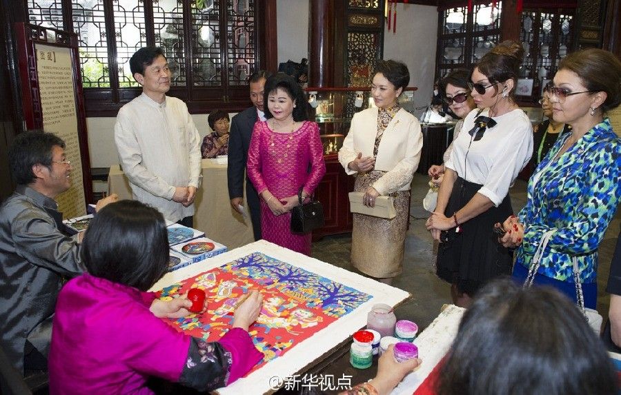بنغ لي يوان تدعو عقيلات الزعماء لزيارة التراث الثقافي غير المادي