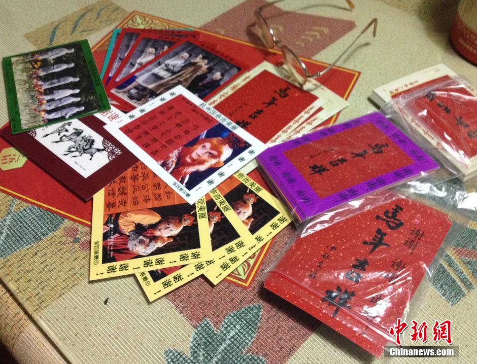 عجوز هانغتشو تصنع بطاقات شكر لإهدائها للأشخاص الذين يتركون لها مقاعدهم في الحافلات  