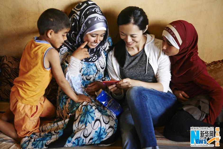 الممثلة الصينية المشهورة ياو تشن تزور اللاجئين السوريين فى لبنان وتشاركهم أعمالهم    