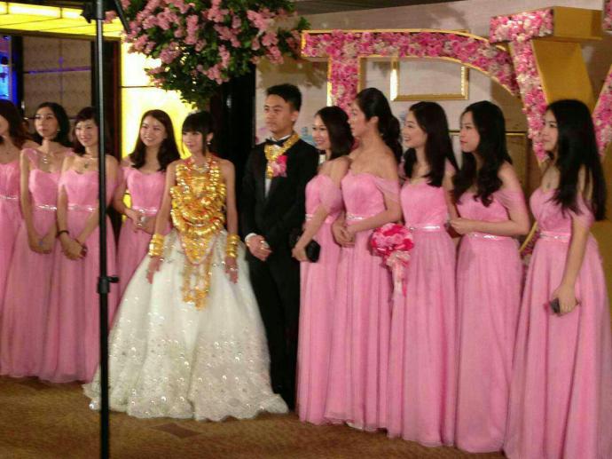 مذهلة...عروس بقوانغدونغ تلبس 70 سوارا ذهبيا على عنقها فى حفلة زفاف فخمة    