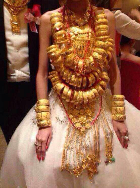 مذهلة...عروس بقوانغدونغ تلبس 70 سوارا ذهبيا على عنقها فى حفلة زفاف فخمة    