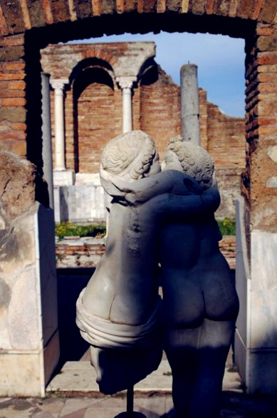 10 تماثيل تخلد قبلات كلاسيكية شهيرة 