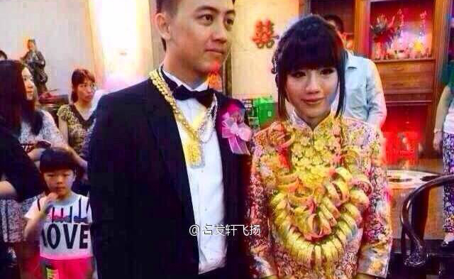مذهلة...عروس بقوانغدونغ تلبس 70 سوارا ذهبيا على عنقها فى حفلة زفاف فخمة 
