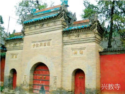 يقع معبد شينغ جياو على بعد حوالي 20 كيلومتر من جنوب مدينة شيآن،وهو أول ثامن دير في سلالة تانغ.