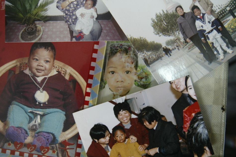 الرضيع الأسود المتروك  يحصل على الإقامة الدائمة في شانغهاى  بعد 15 عاما من التبني  