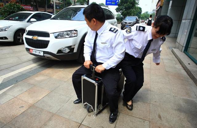 فلاح صيني يخترع "حقيبة السفر المأهولة"، سرعتها القصوى 20 كم/ساعة