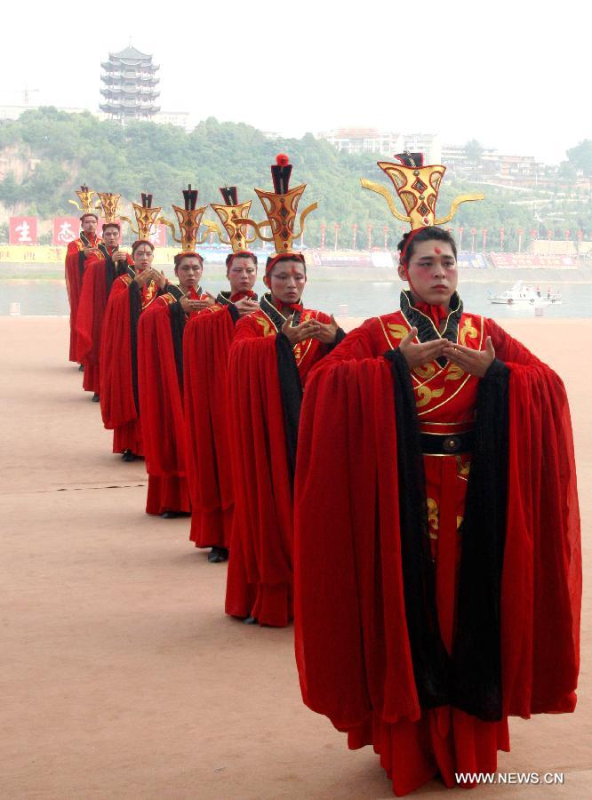 احتفال الصينيون بعيد دوان وو من الشمال إلى الجنوب 