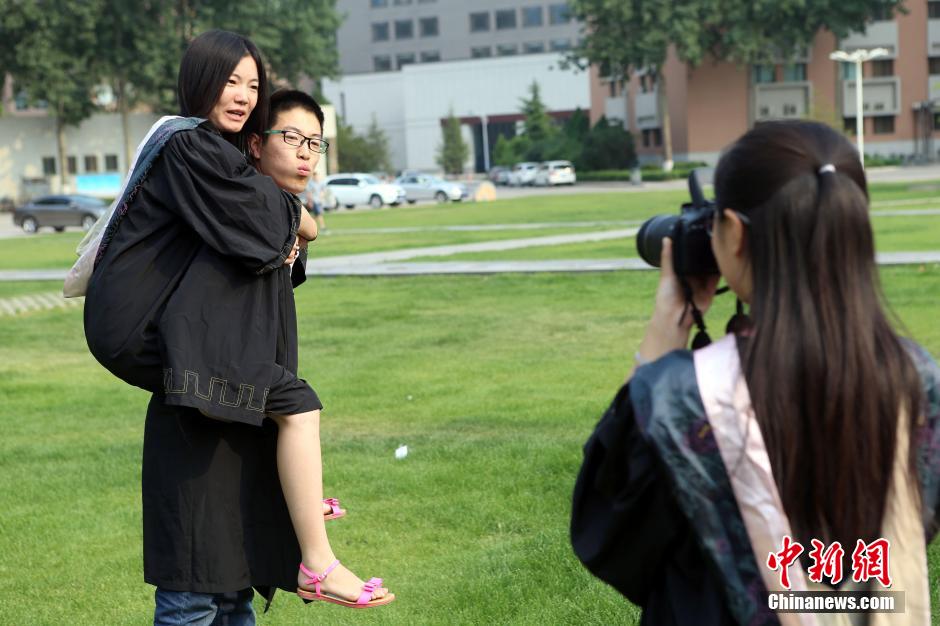 المتخرجون الصينيون يودعون الجامعة بألبومات صور إبداعية    