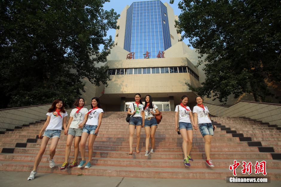 المتخرجون الصينيون يودعون الجامعة بألبومات صور إبداعية    