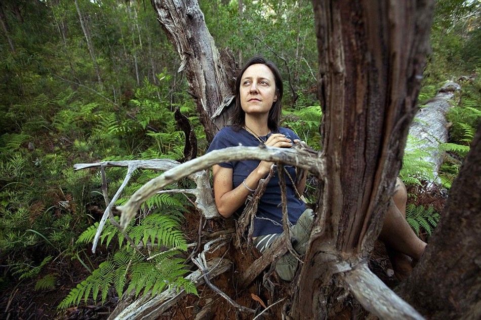 امرأة بأستراليا تعيش وحدها في الأدغال وتفترس الحيوانات البرية 