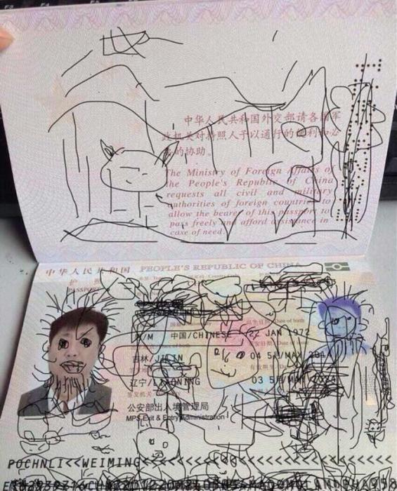 نشر الرجل "عمل الرسم"  لابنه البالغ من العمر 4 أعوام على المدونات الصغيرة.