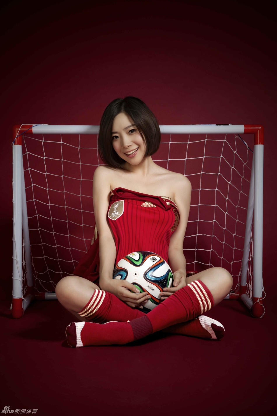 مشجعات كرة القدم فى الصين يلتقطن صورا مثيرة لكأس العالم
