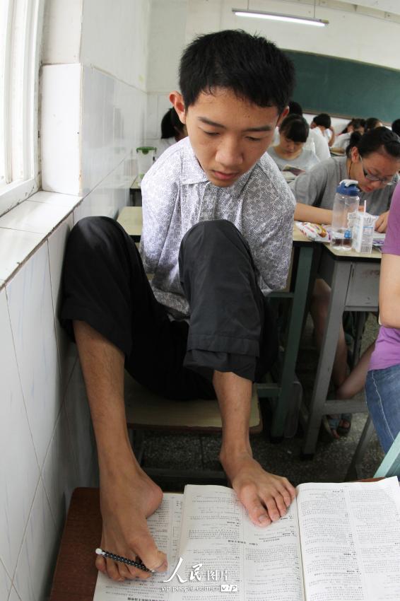قصة بالصور: "حلم الجامعة" لشاب صيني بدون ذراعين 