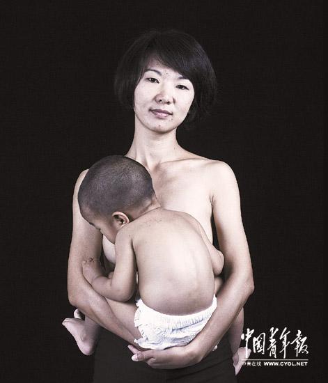 أمهات صينيات يلتقطن صورا شبه عارية لترويج الرضاعة الطبيعية    