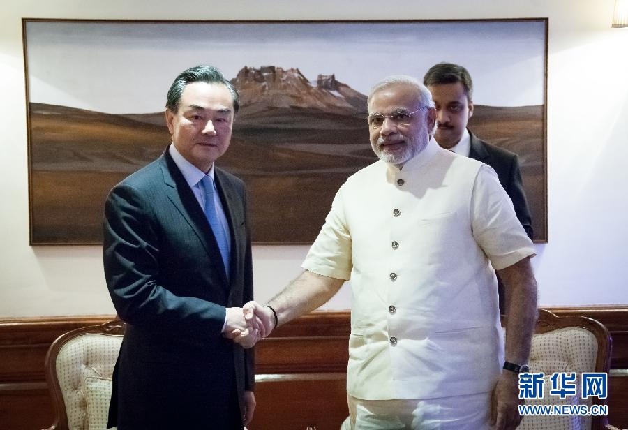 رئيس الوزراء الهندي يجتمع مع وزير الخارجية الصيني