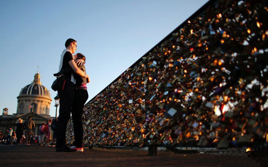 انهيار جزء من جسر الفنون بباريس بسبب 700 ألف قطعة من "أقفال الحب"
