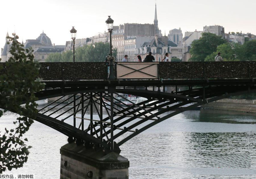 انهيار جزء من جسر الفنون بباريس بسبب 700 ألف قطعة من "أقفال الحب"
