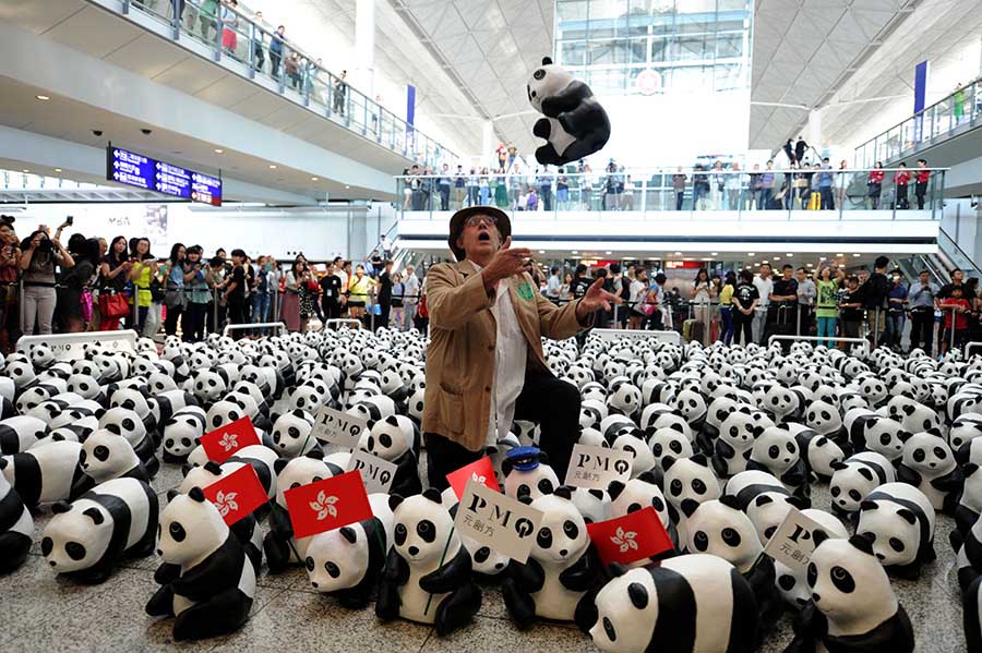 ظهور 1600 باندا ورقية في مطار هونغ كونغ الدولي 