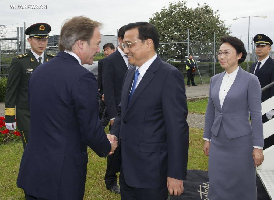 رئيس مجلس الدولة الصيني يصل بريطانيا في زيارة رسمية