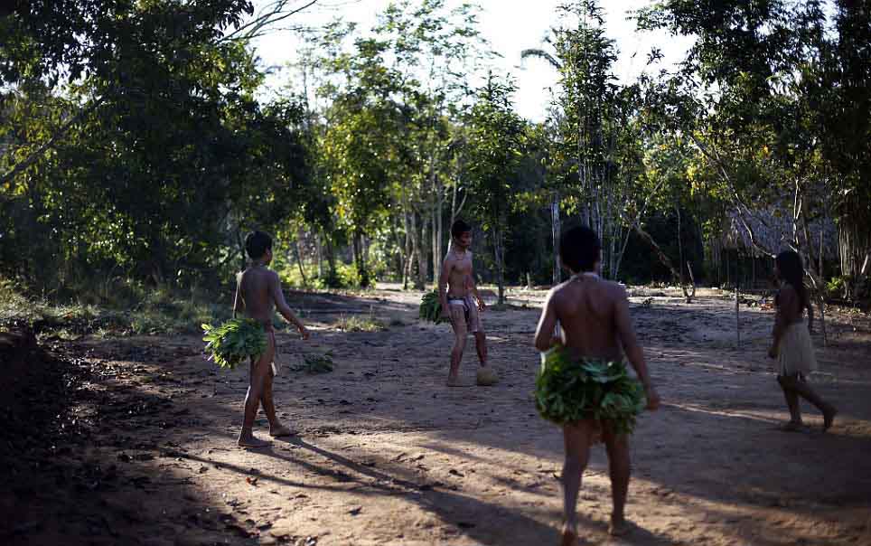 السكان الأصليون للبرازيل يلعبون كرة القدم في الغابات المطيرة 