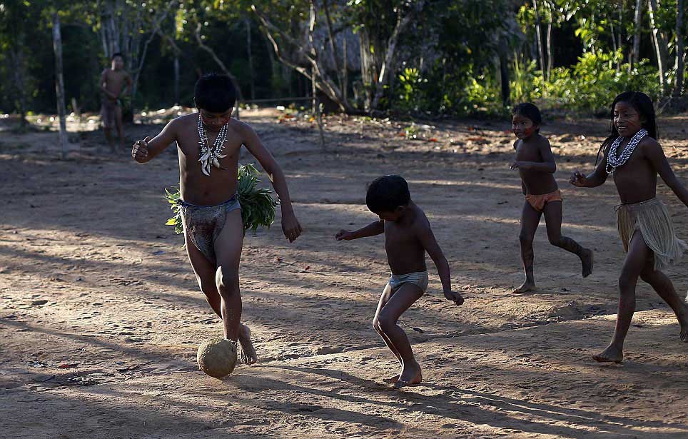 السكان الأصليون للبرازيل يلعبون كرة القدم في الغابات المطيرة 