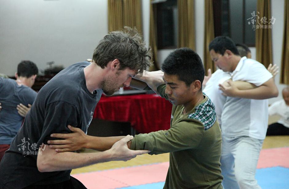 أجانب من 20 دولة يتعلمون ملاكمة التاي تشي في الجبال بمقاطعة شاندونغ