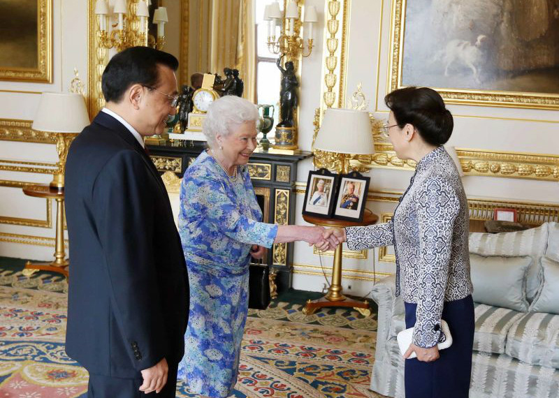 رئيس مجلس الدولة الصيني يتعهد بتعزيز التبادلات الثقافية مع بريطانيا