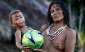 السكان الأصليون للبرازيل يلعبون كرة القدم في الغابات المطيرة