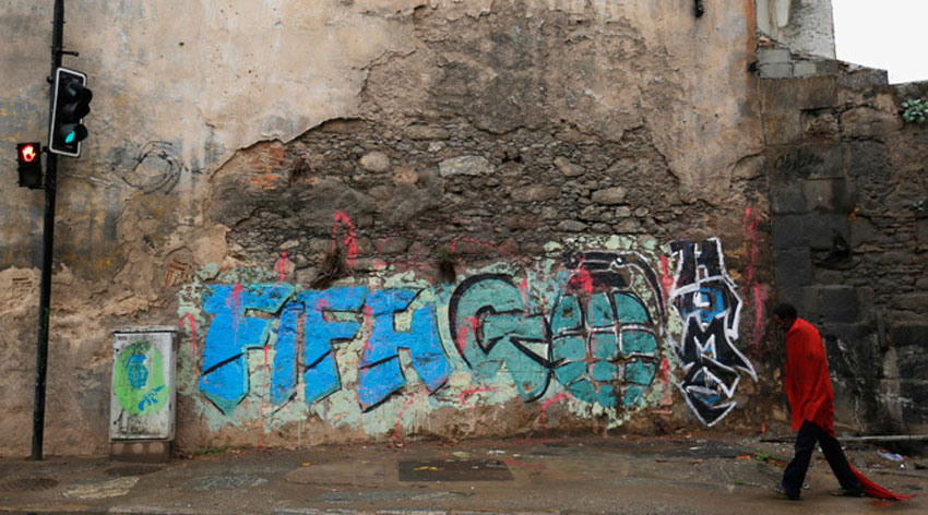 رسائل قبول وغضب تعكسها جداريات على شوارع البرازيل