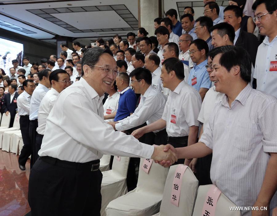 مسؤول صيني بارز يحث على تعزيز التنمية الاقتصادية والاجتماعية