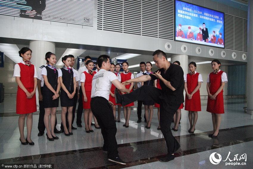 مضيفات الطيران فى تشنغدو الصينية يمارسن الملاكمة لمكافحة الإرهاب    