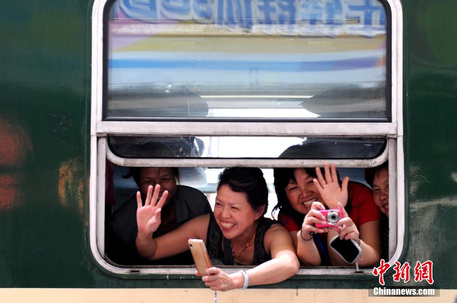 انطلاق أول رحلة للقطار السياحي الخاص على طريق الحرير من مدينة شيآن    