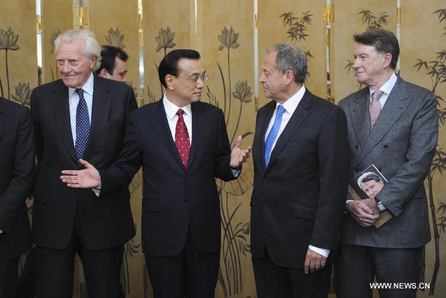 رئيس مجلس الدولة الصيني يحث الشباب الصينيين والبريطانيين على تدعيم العلاقات الثنائية 