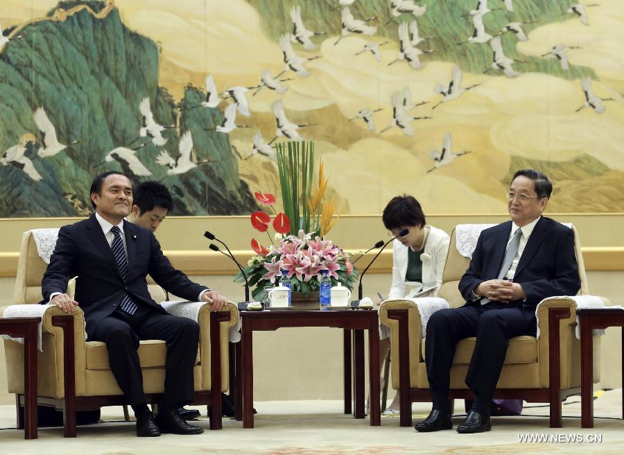 كبير المستشارين السياسيين الصينيين يلتقي مع وفد من المعارضة اليابانية 