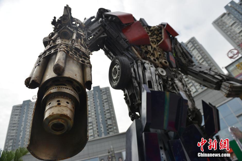 ظهور "المحولات" المتكونة من قطع غيار السيارات المستعملة فى شارع تشنغدو    