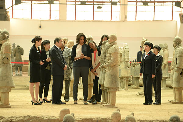 ميشيل أوباما برفقة ابنتاها ووالدتها في زيارة لمتحف تيرا كوتا للمحاربين والخيول 