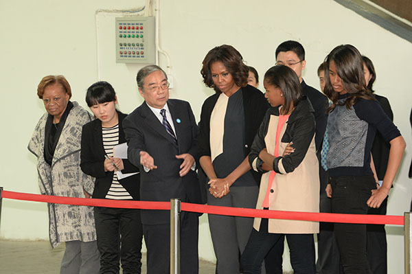 ميشيل أوباما برفقة ابنتاها ووالدتها في زيارة لمقبرة الإمبراطور تشين شي هوانغ