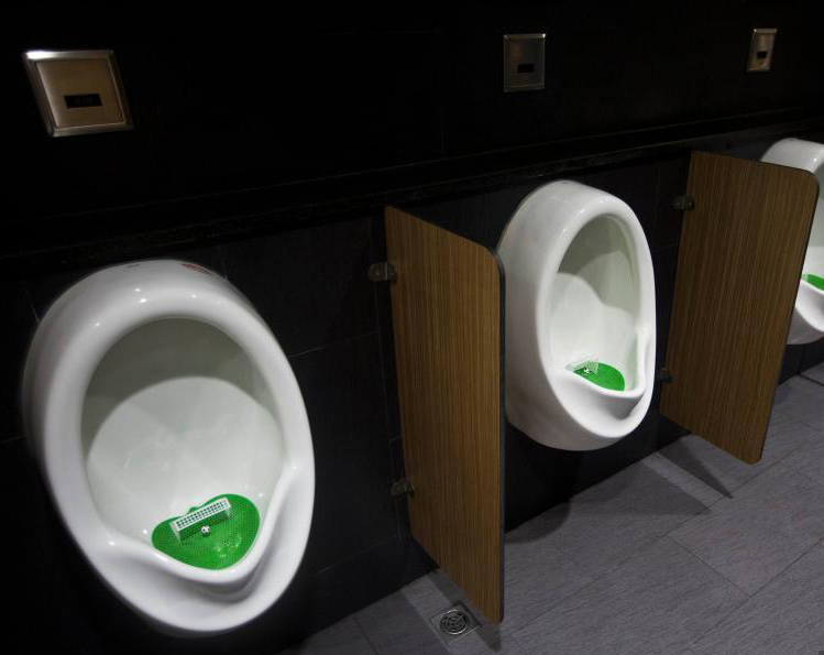 (كأس العالم 2014) شانغهاي: مرمى كرة القدم  في المراحيض