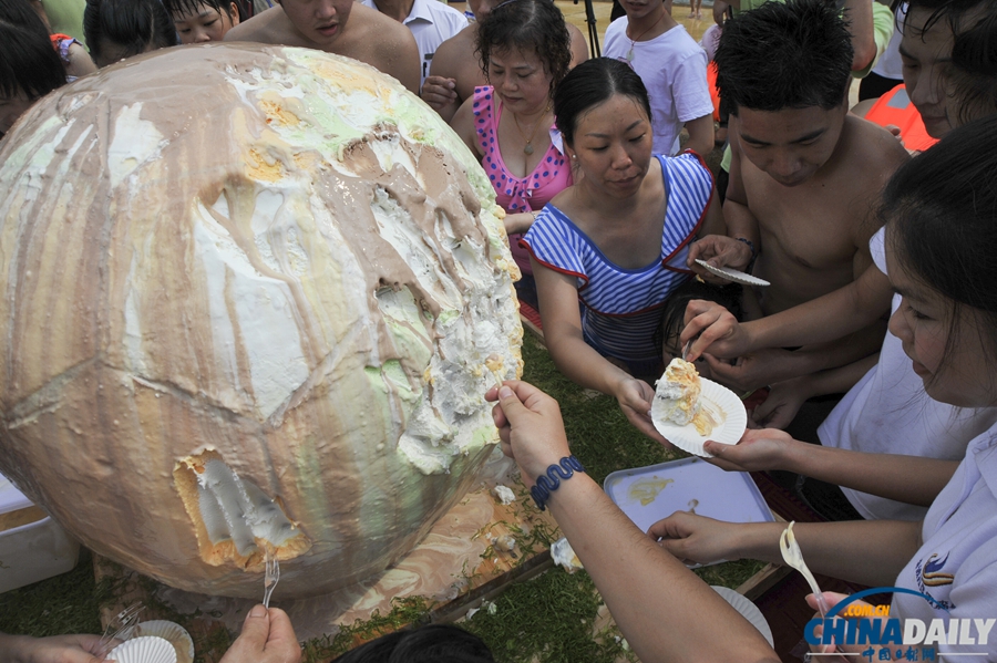 ألف شخص يتناولون معا أيس كريم عملاق على شكل كرة فى قوانغدونغ    