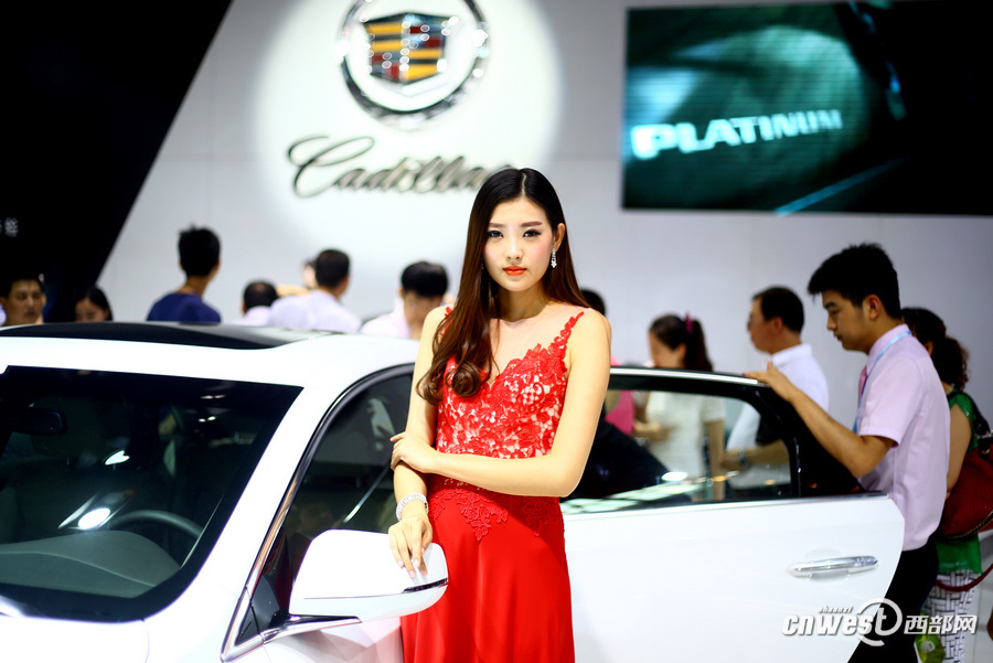 صور:"مشجعات جميلات لكرة القدم " يعرضن السيارات فى شيآن بشمال غرب الصين    