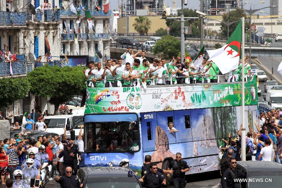 استقبال الجزائريين منتخبهم الراجع من كأس العالم