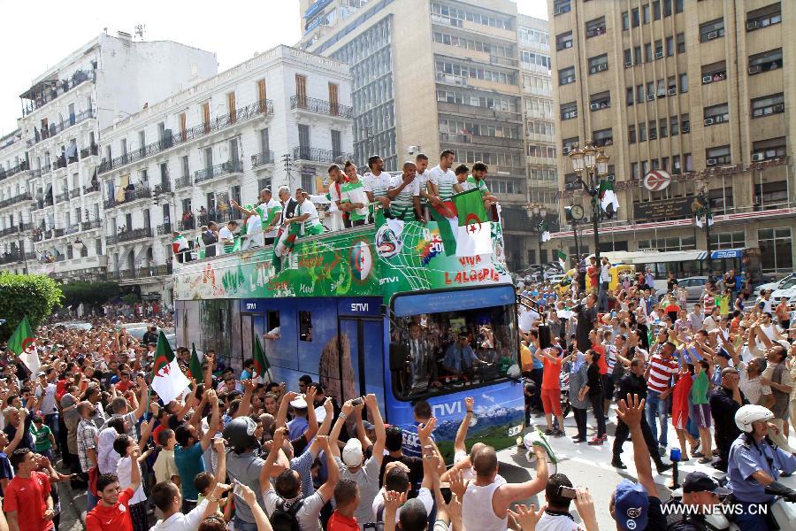 استقبال الجزائريين منتخبهم الراجع من كأس العالم