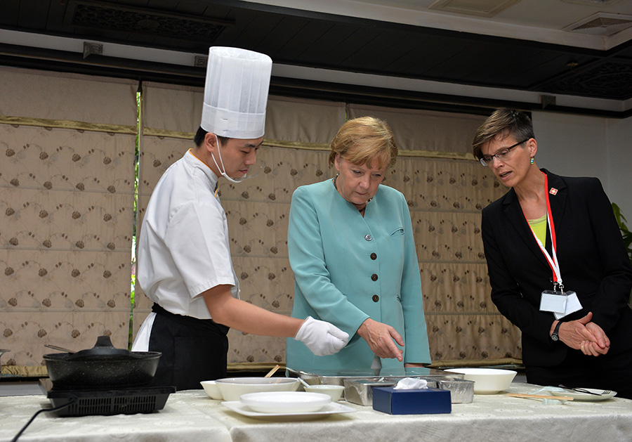 المستشارة الألمانية أنجيلا ميركل تتعلم طبخ طبق صيني كلاسيكي فى مدينة تشنغدو    
