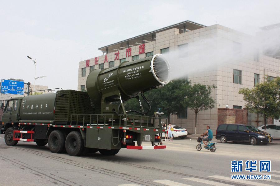 تشغيل "مدفع " لتبديد الضباب الدخاني فى مدينة تشانغجياكو بمقاطعة خبي الصينية  