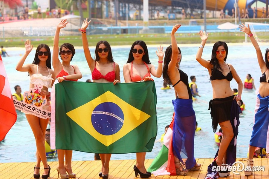 ألف فتاة بالبيكيني يشجعن كأس العالم