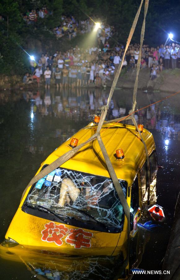 مصرع 11 شخصا جراء سقوط حافلة روضة أطفال في بركة بوسط الصين