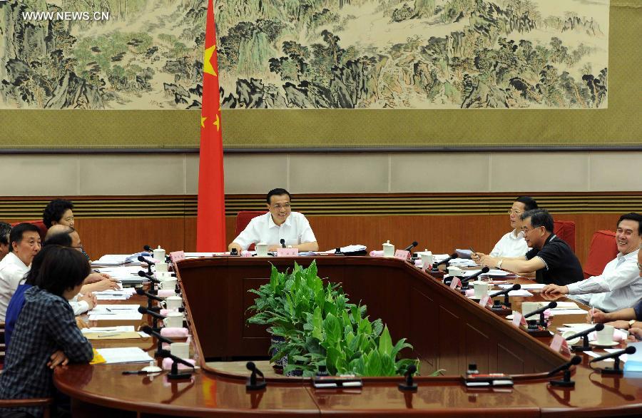 رئيس مجلس الدولة الصيني يشجع الشركات على الإصلاح والابتكار