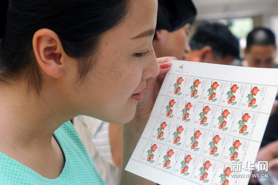 إصدار أول مجموعة من طوابع بريدية ذات رائحة الفواكه فى الصين    